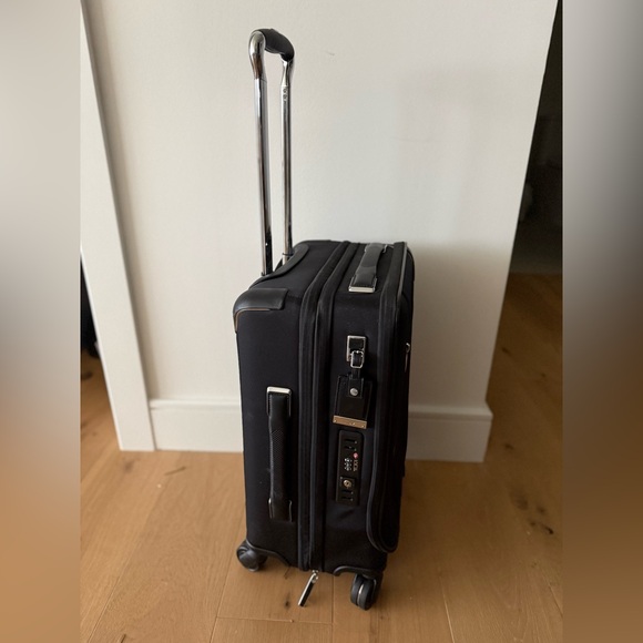 TUMI AlphaInternational Dual Access 4 Wheeled CarryOn 22in .Excellent PREOWNED - Picture 4 of 10